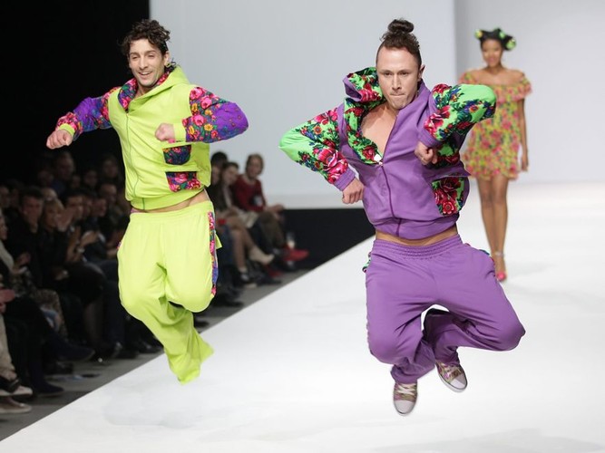 Folklor wciąż na topie? Folkowe kreacje na tygodniu mody w Moskwie