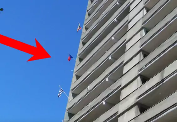 Trzy ambasady w bloku z czasów PRL. Flagi krajów wiszą na balkonach