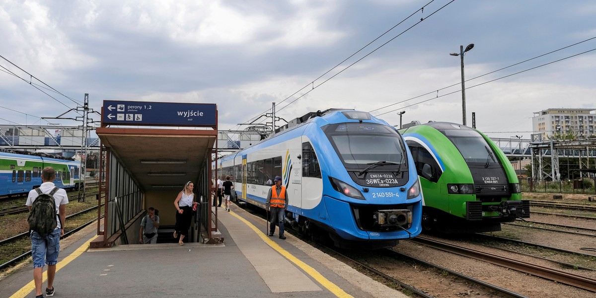 Podróżni skorzystają ze wszystkich trzech nowych peronów na stacji Rzeszów Główny. To efekt zakończenia prac na ostatnim peronie nr 3 i w przejściu podziemnym.