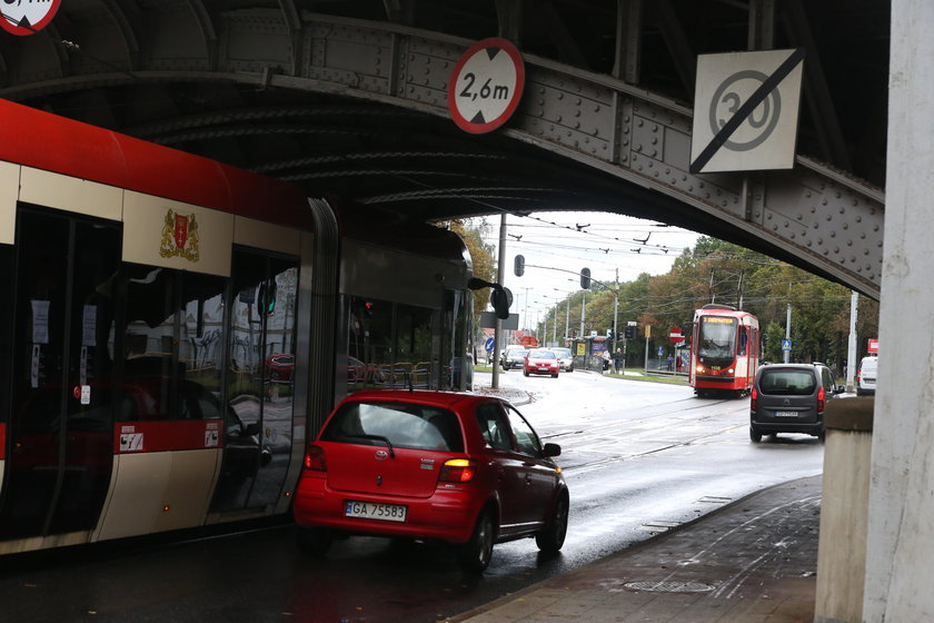 Tramwaj pod wiaduktem na al. Hallera w Gdańsku.