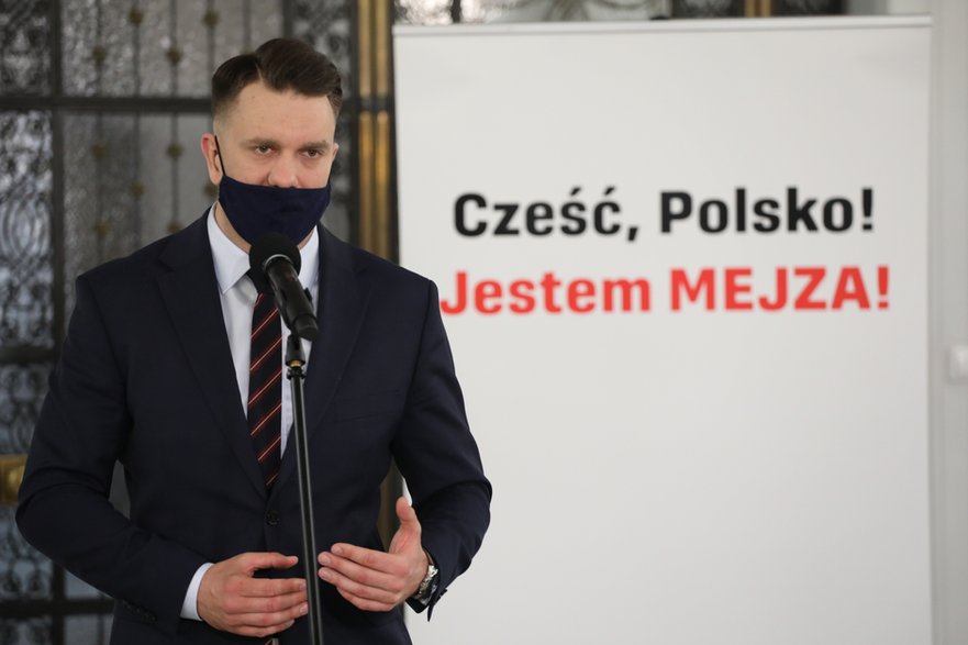 Łukasz Mejza podczas konferencji prasowej (16.03.2021)