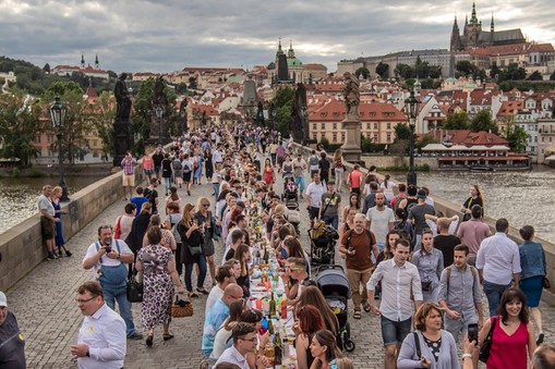 Zatłoczony most Karola w Pradze.