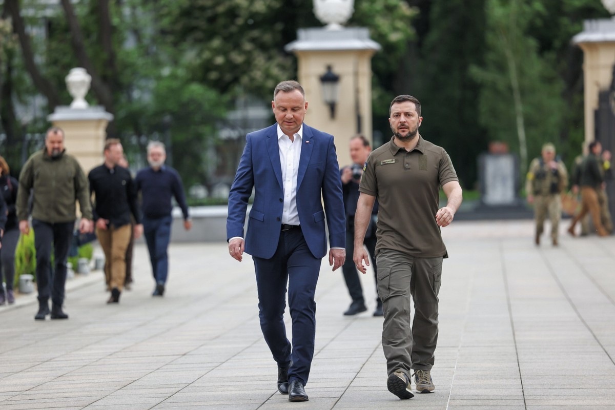 Prezydent RP Andrzej Duda (L) i prezydent Ukrainy Wołodymyr Zełenski (P) podczas spotkania w Kijowie