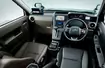 Miejsce pracy kierowcy. Toyota twierdzi, że sprzęt rozmieszczono po konsultacjach z taksówkarzami. Toyota JPN Taxi