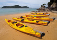 Abel Tasman - Park Narodowy ,w którym poprowadzony jest jeden z głównych Great Walk’ów „Abel Tasman Coast Track” Szlak można pokonywać kajakami morskimi i cieszyć się piaszczystymi plażami i czystą wodą.