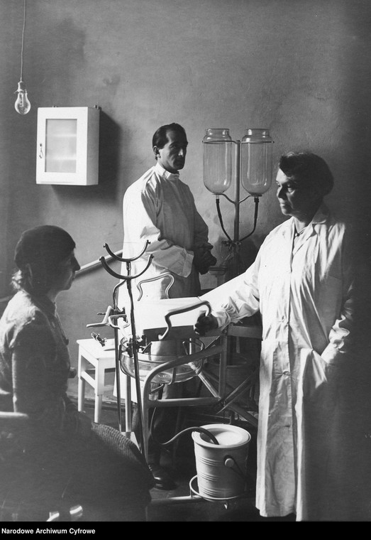 Lekarze Justyna Budzyńska-Tylicka i Herman Rubinraut z pacjentką w gabinecie lekarskim w 1931 r.