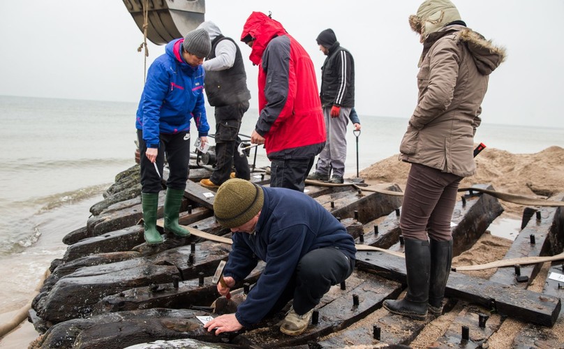 MIĘDZYWODZIE. WRAK XIX-WIECZNEGO STATKU WYCIĄGNIĘTY Z PLAŻY