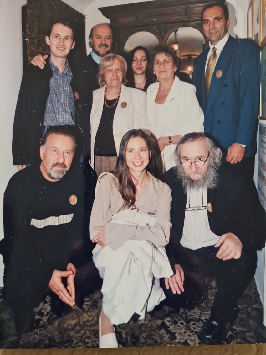 Nenad Grujičić sa Svetlanom Velmar Jankoviic, Verom Kovač Vitkai, Gojkom Božovicem, Rašom Popovom, Agotom Vitkai Kučera, Slobodanom Kostićem i saradnicima, Brankovo kolo, 2003