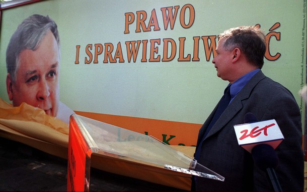 Pierwsze miesiące Prawa i Sprawiedliwości. Jarosław Kaczyński odsłania billboard PiS na wybory w 2001 r.