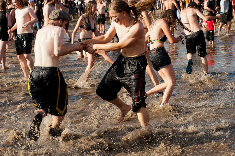 Zabawa w błocie na Przystanku Woodstock (fot. Arek Drygaś/wosp.org.pl)