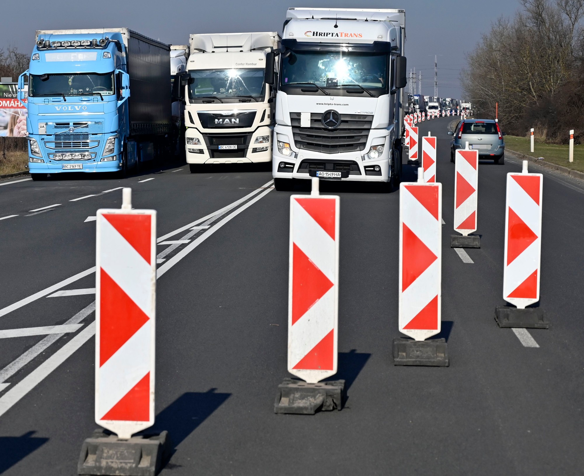 Odstavené kamióny na ceste I/18 v odstavnom dvojpruhu na Humenskej ceste v smere z Michaloviec do obce Petrovce nad Laborcom.