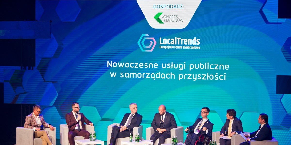 Od lewej: Tomasz Kozar, Microsoft Polska, Maciej Hojszyk, INEA, Jacek Jaśkowiak, prezydent Poznania, Jacek Sutryk, prezydent Wrocławia, Adrian Furman, Grupa AF, Robert Kasprzak, BOŚ i prowadzący debatę Jacek Pochłopień.