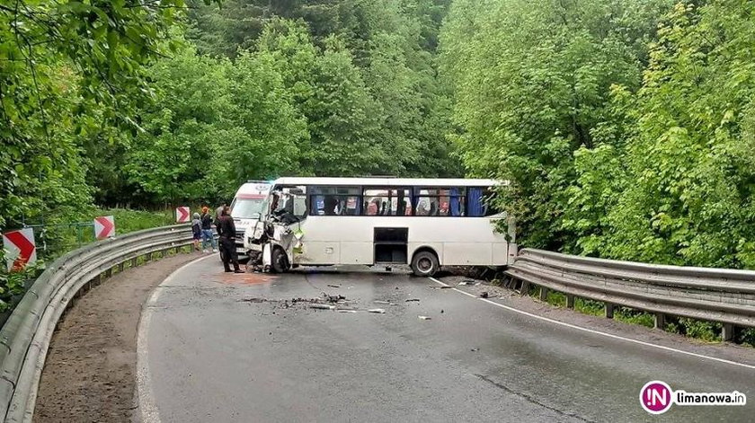 Limanowa. Bus zderzył się z ciężarówką. Jest wielu rannych