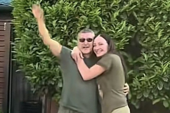 (VIDEO) SLAĐA I ĐOLE SE GRLE KAO NEKADA Šok snimak obišao mreže, a od Vesne ni traga, ni glasa - baš se dobro zabavljaju, osmesi na licima