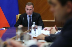 Miedwiediew grozi bronią jądrową. "Amerykanie się mylą"