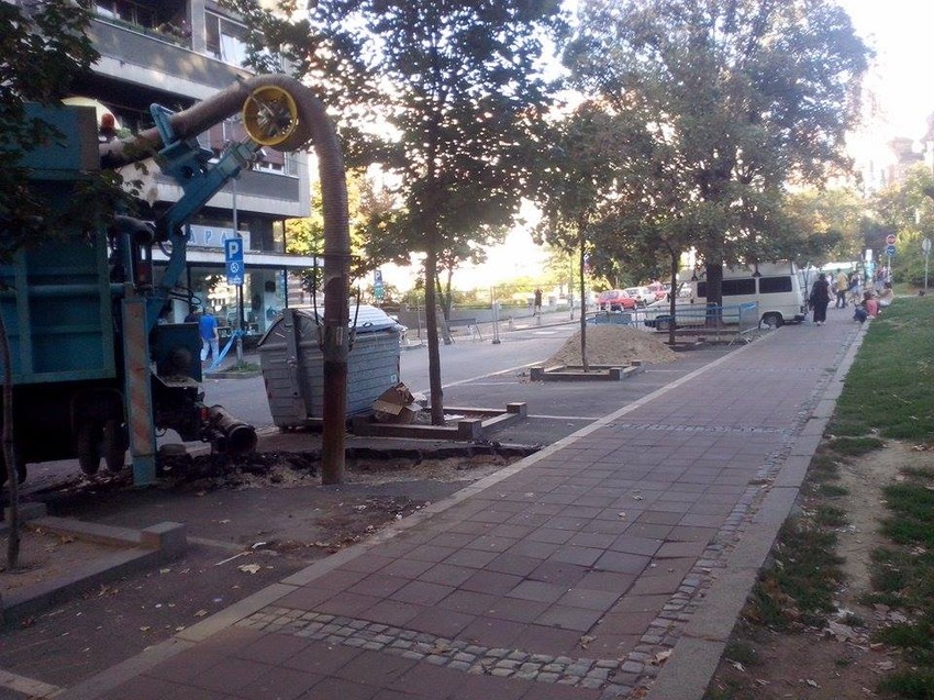 Neki prodavci ostali su na svom redovnom mestu u Kosovskoj i tokom radova