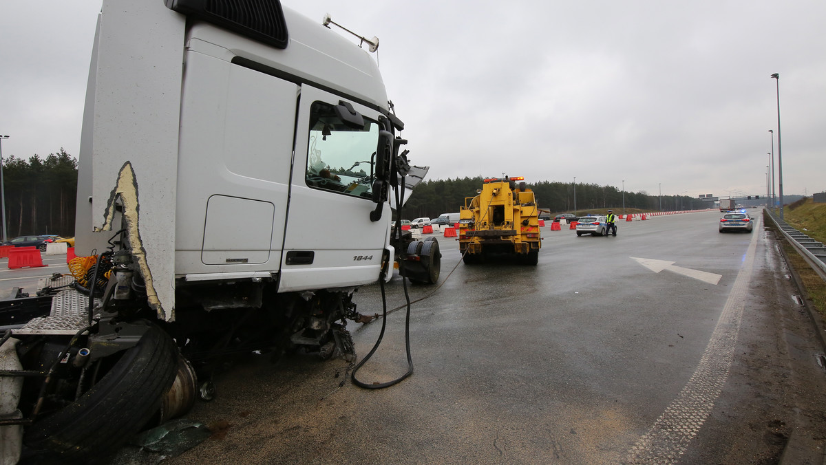 Sąd zdecydował dziś o zastosowaniu trzymiesięcznego aresztu tymczasowego dla 54-letniego Romansa M., który w czwartek na autostradzie A2 w Wielkopolsce wjechał nietrzeźwy ciężarówką w auta stojące przed punktem poboru opłat.