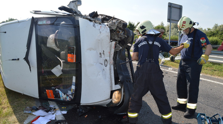 Felborult egy kisteherautó az M1-es autópályán az Óvárosi lehajtónál, Tatabányánál / Fotó:  Völgyi Ágnes tü fhdgy