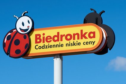 Nowe promocje w Biedronce. 1 zł za opakowanie kiełbasy, jeden kosmetyk za darmo