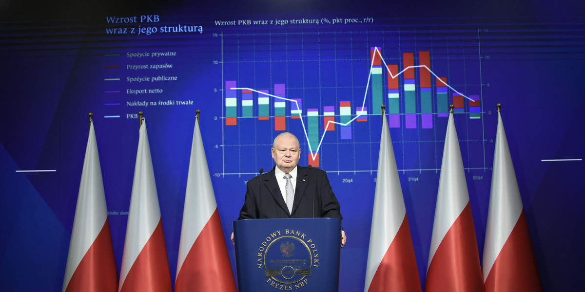 Na ostatnich konferencjach prasowych Adam Glapiński, prezes NBP i przewodniczący RPP, podkreślał dużą niepewność i ryzyka mogące skutkować odbiciem inflacji. 
