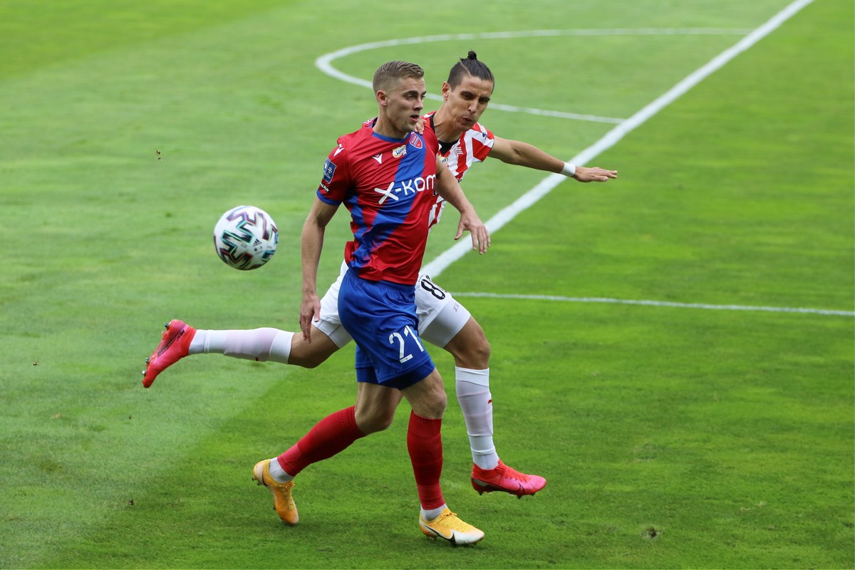 Zawodnik Cracovii Matej Rodin (P) i Vladislavs Gutkovskis (L) z Rakowa Częstochowa podczas meczu 5. kolejki piłkarskiej Ekstraklasy