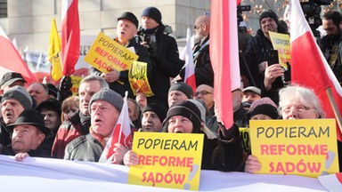 Demonstracja poparcia dla zmian w sądownictwie pod gmachem TK w Warszawie