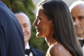 Kraljica Leticija zablistala u jednom od svojih NAJELEGANTNIJIH UZDANJA: Istorijski set bisera sve je bacio u drugi plan