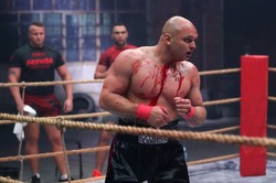 Krew lała się strumieniami. Kuźma wygrał turniej w boksie na gołe pięści