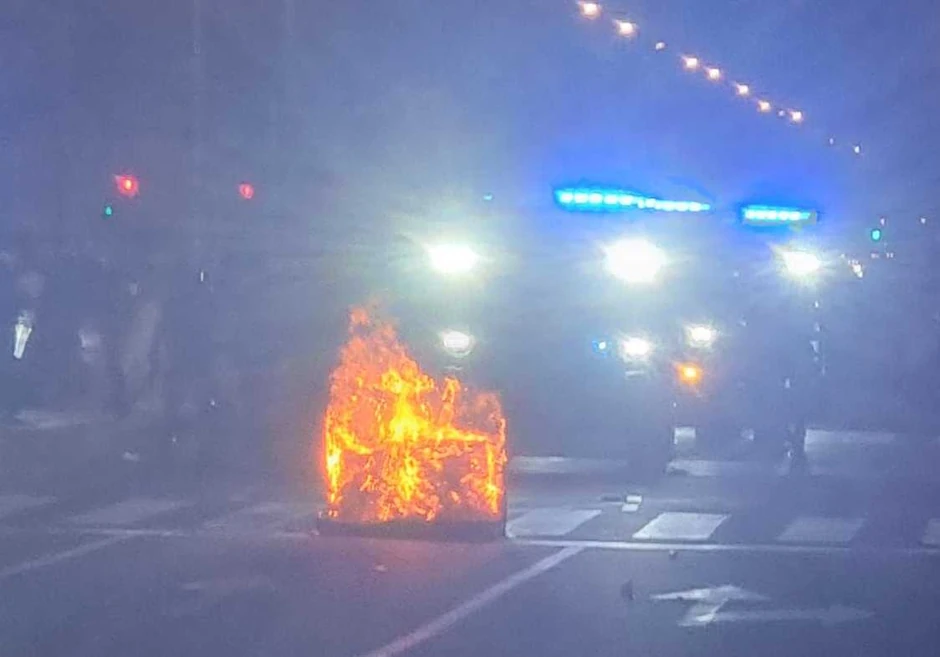 Vozilo marice gura zapaljen kontejner