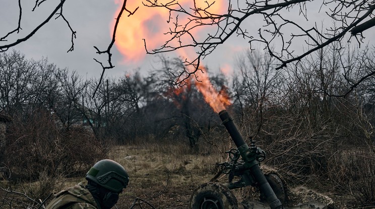 Ukrán önkéntesek orosz állásokat lőnek aknavetővel a donyecki régióban fekvő, ostromgyűrűben lévő Bahmutban 