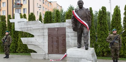 Koszmarne błędy na PiSowskich pomnikach. Ten tu, to fraszka!