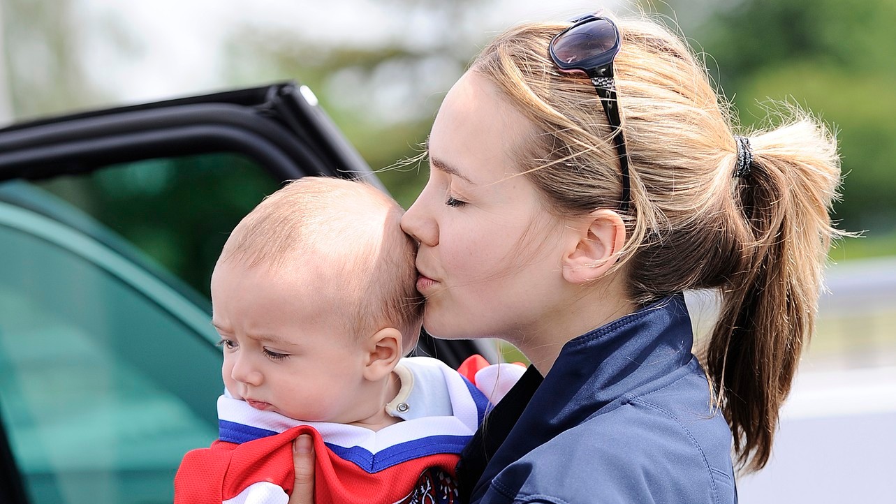 Lucie Vondráčková so synčekom Matyášom. Čoskoro však otehotnela druhýkrát, dcérky sa však, žiaľ, nedočkala...  Letisko Ruzyně, MS 2012