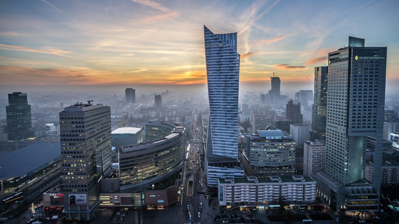 Warszawa panorama centrum biurowiec wieczór zachód słońca smog Złota 44 InterContinental