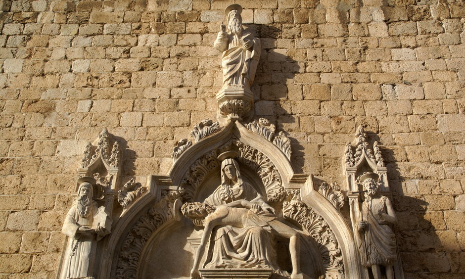 Portal przedstawiający Matkę Boską z ciałem Jezusa Chrystusa ułożonym na jej kolanach
