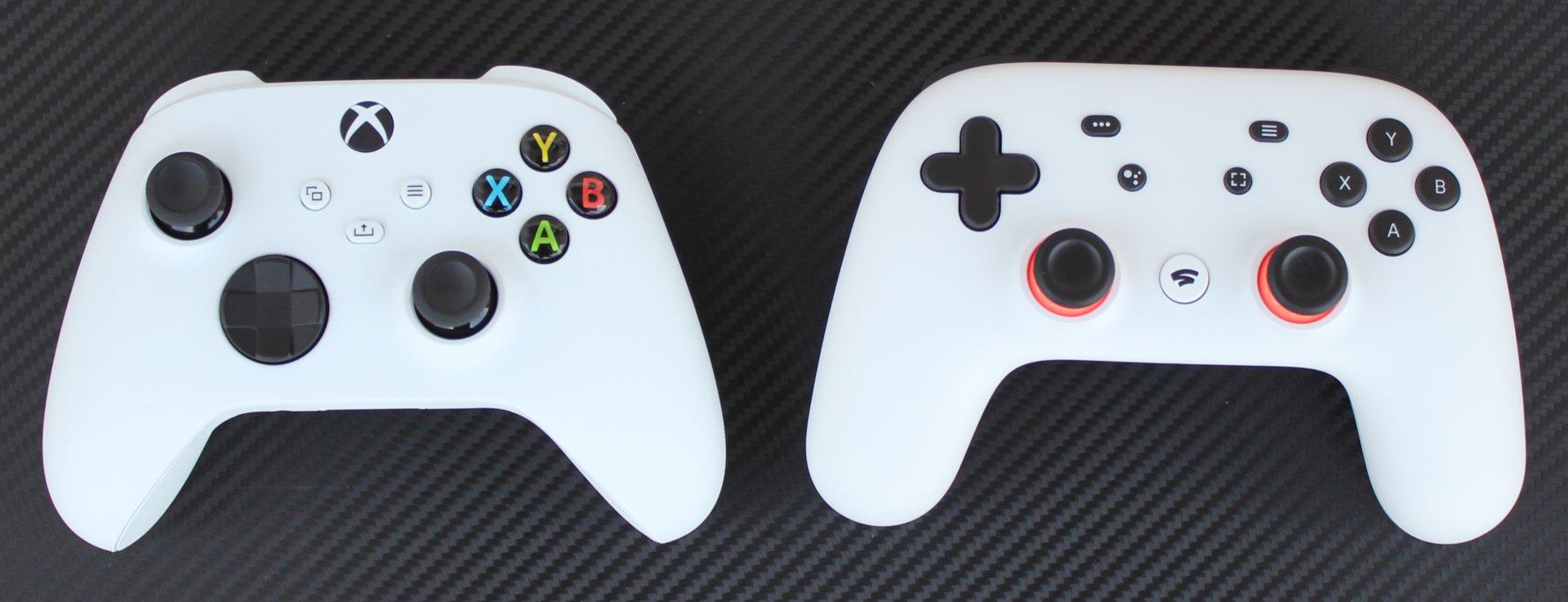 Gamepad k Xboxu Series S (vľavo) a ovládač Stadia (vpravo).