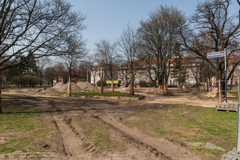 Plac Nowakowskiego wypięknieje