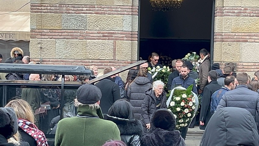 Bule Goncić se ne odvaja od žene i ćerke