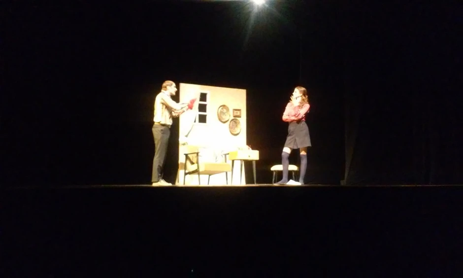 Andrija Daničić kao Greg i Nina Janković u ulozi Džini