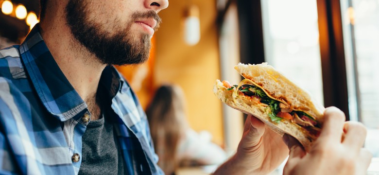 Lekarz ostrzega: "nie tknąłbym tych pięciu produktów na lunch". Jego wybór może zaskakiwać