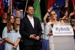 Zaufanie do polityków. Trzaskowski nowym liderem, Tusk ściga Hołownię [SONDAŻ]