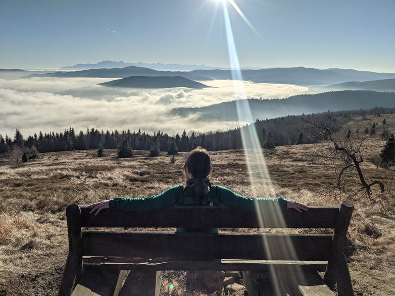 Beskid Wyspowy. Polana Stumorgowa z widokiem na morze chmur.