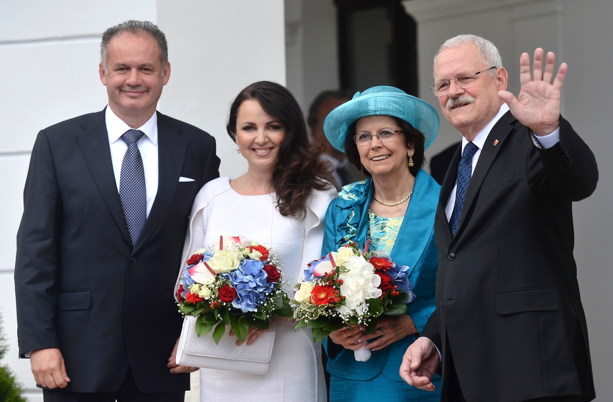 Bývalý prezident SR Ivan Gašparovič (vpravo) s manželkou Silviou (druhá sprava) a bývalý prezident SR Andrej Kiska s manželkou Martinou.