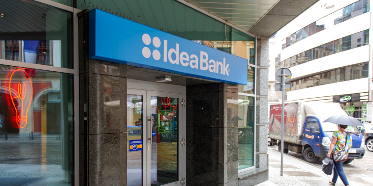 Idea Bank wchłonięty został przez Pekao w przymusowej restrukturyzacji. Akcje i obligacje umorzono, ale okazuje się, że ci, którzy je kupowali teraz nie mogą rozliczyć straty jako straty. To wina kuriozalnych zapisów w polskim prawie podatkowym, którego rząd od długiego czas nie chce poprawić.