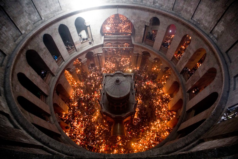 Liturgia "świętego ognia" była praktykowana także w kościele katolickim do XIII wieku. Uroczystość transmitowana jest na żywo w wielu państwach, gdzie większość stanowią wyznawcy prawosławia. Lampki oliwne zapalone od patriarszych świec, są zaś dostarczane samolotami na Wigilię Paschalną sprawowaną w cerkwiach m.in. w Rosji, Grecji i Polsce