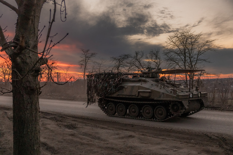 Ukraiński żołnierz wjeżdża czołgiem do miasta Czasiw Jar w obwodzie donieckim, 30 marca 2024 r.