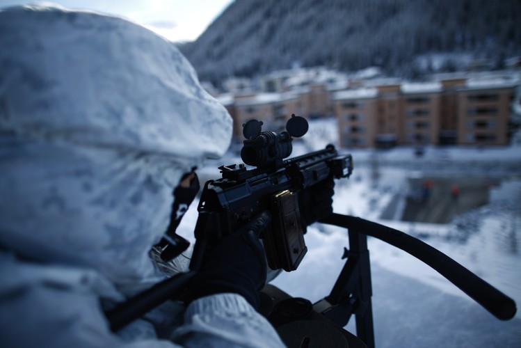 Szwajcarski policjant pilnujący bezpieczeństwa podczas Forum Ekonomicznego w Davos 2015, 20.01.2015, Szwajcaria.