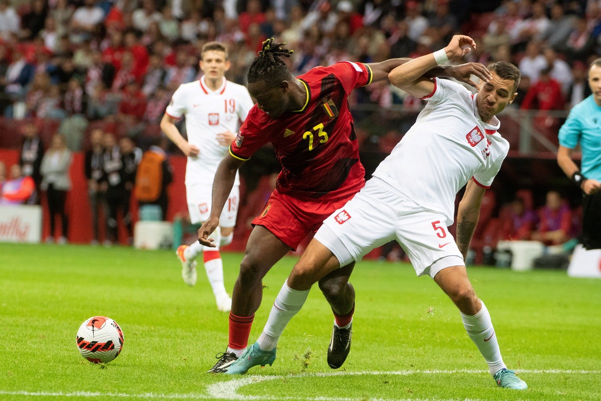 Piłkarz reprezentacji Polski Jakub Kiwior (P) i Michy Batshuayi (L) z Belgii podczas meczu Ligi Narodów w Warszawie