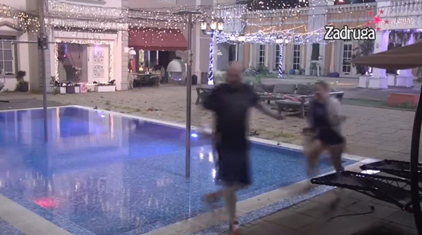 Zvezdan i Valentina se jure oko bazena