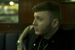 James Arthur sam w pustym studiu