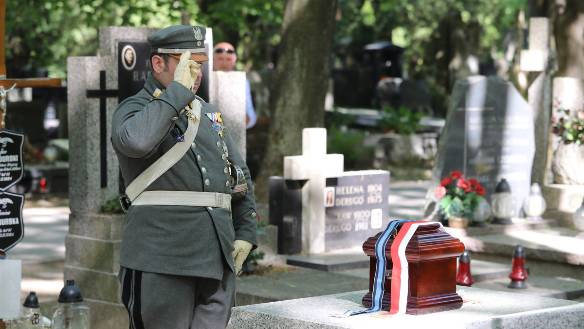 Złożeniem urny z prochami do grobu na Cmentarzu Wojskowym na warszawskich Powązkach, zakończyły się dzisiejsze uroczystości pogrzebowe twórcy artylerii Legionów Polskich gen. bryg. Ottokara Brzozy–Brzeziny. Pogrzeb odbył się przy honorowej asyście Wojska Polskiego.